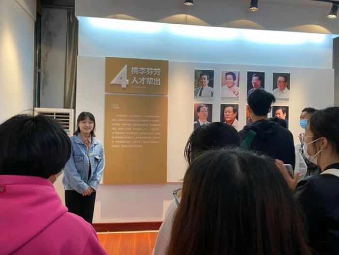 色情av
“青马班”学员集体参观北校区校史馆1.jpg