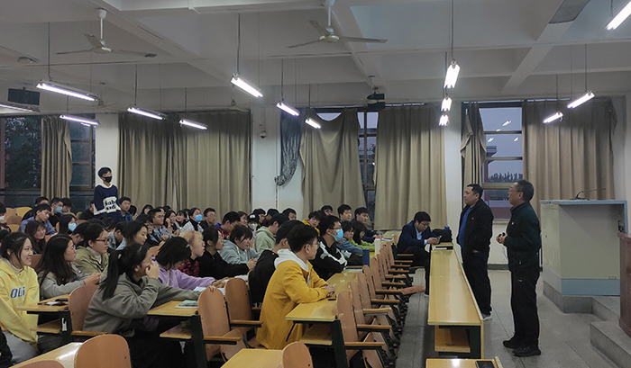 色情av
遥感科学与技术系党支部举办党史学习教育思政小课堂4.jpg