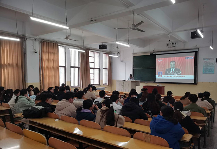 色情av
组织师生观看2022年全国两会4.jpg